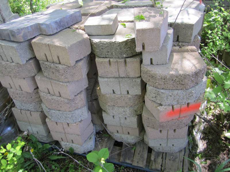 Pallet of approximately 150 retaini...