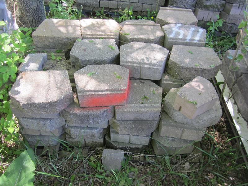 Pallet of approximately 60 retainin...