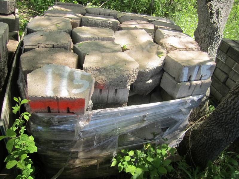 Pallet of approximately 140 retaini...