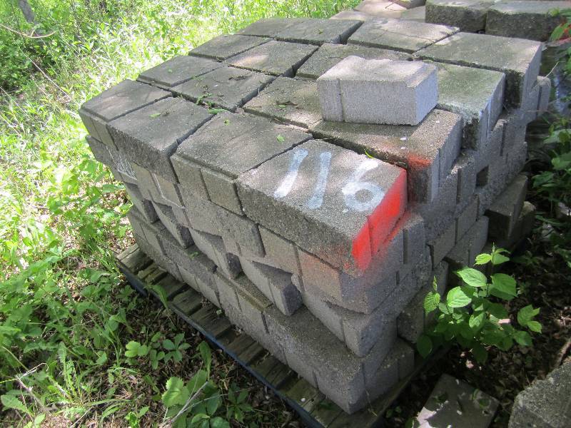 Pallet of approximately 96 retainin...