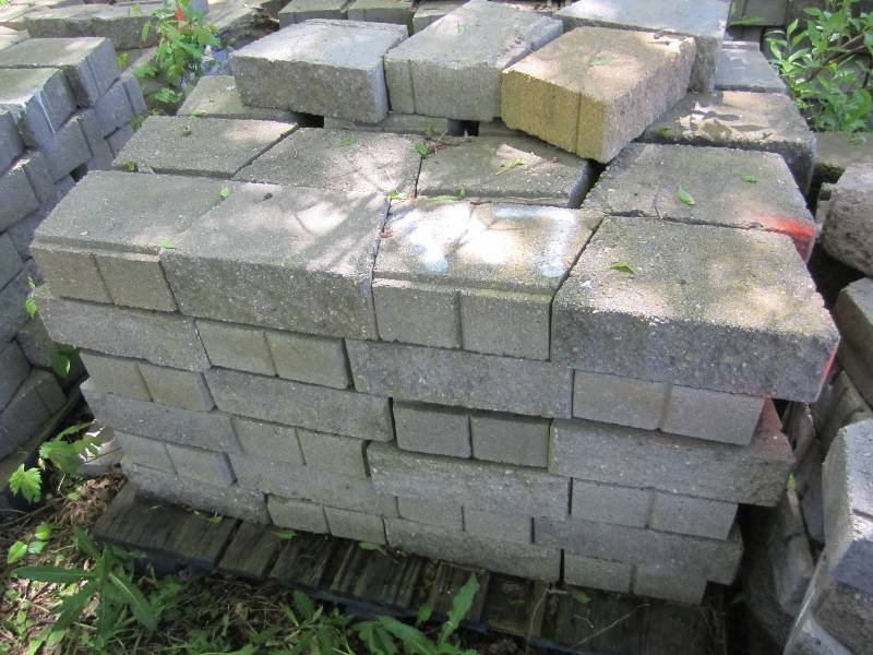 Pallet of approximately 96 retainin...