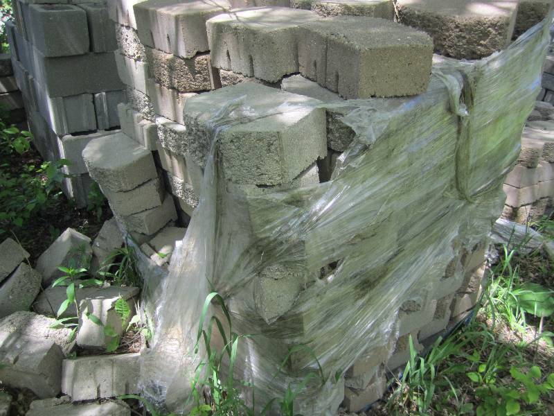 Pallet of approximately 180 retaini...