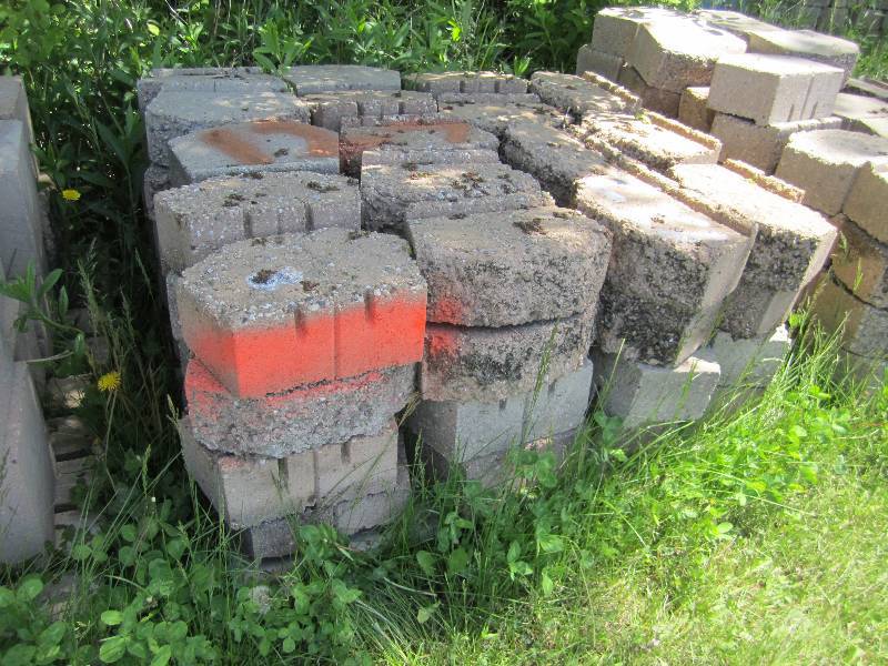 Pallet of approximately 68 retainin...