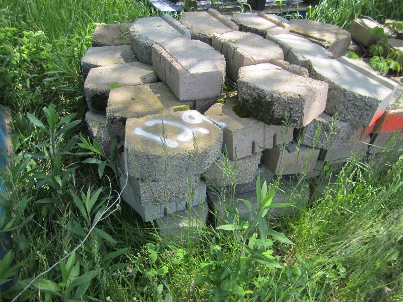 Pallet of approximately 90 retainin...