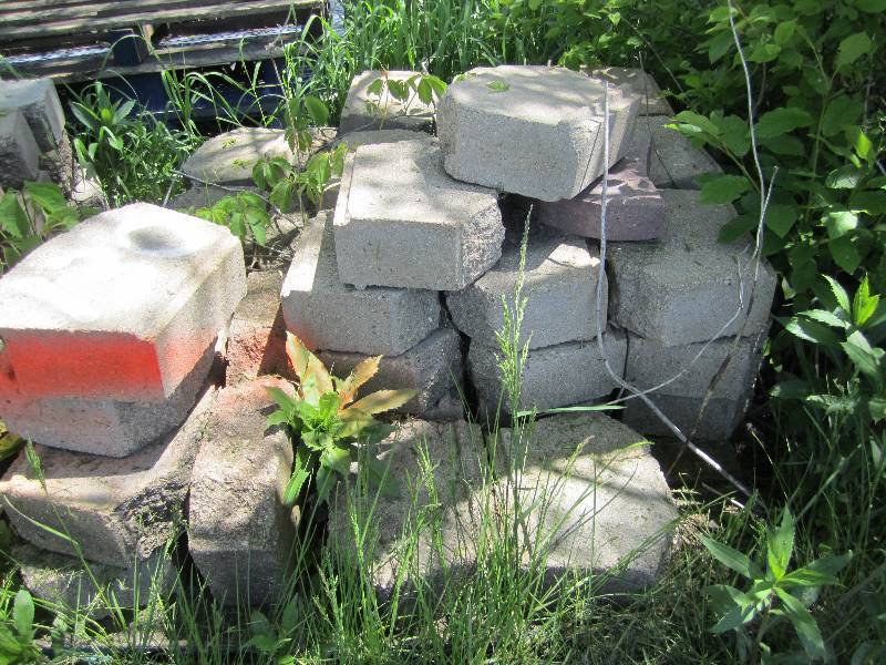 Pallet of approximately 42 retainin...