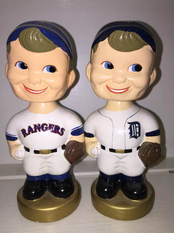 lot 33 image: Set of 2 MLB Bobbleheads, Blue Jays, Athletics, 1999-2000 Plaster of Paris