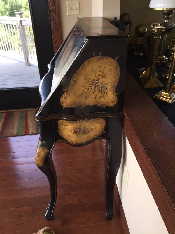 lot 35 image: Beautiful Drop Front Desk