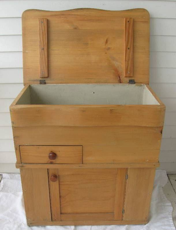 lot 5 image: Antique Pine Wash Stand