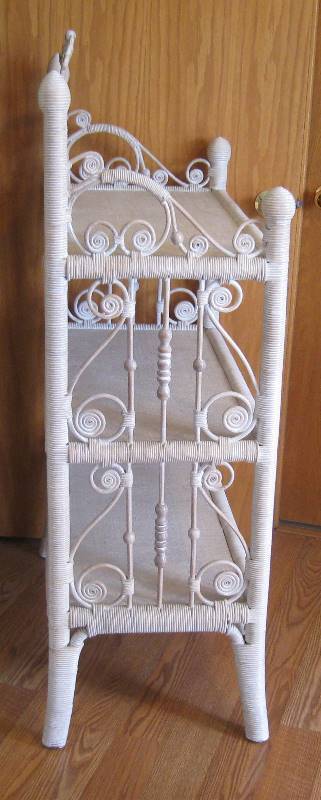 lot 4 image: Lovely, Vintage Rattan Wicker 3 Shelf Unit