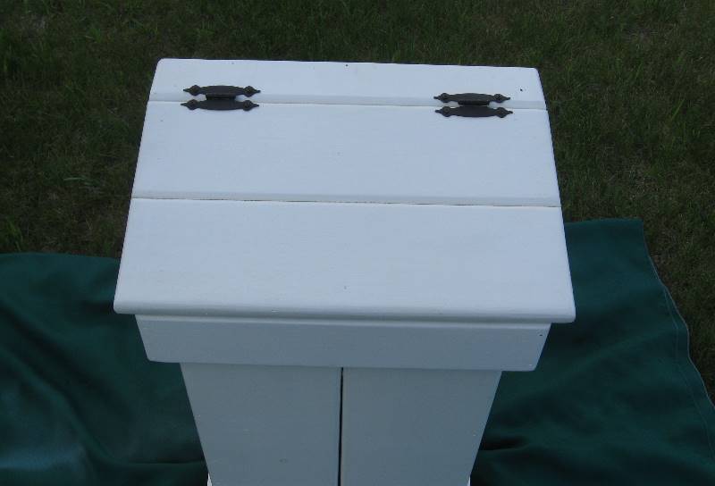 lot 23 image: Vintage, Wood (Pine) Lidded Bin