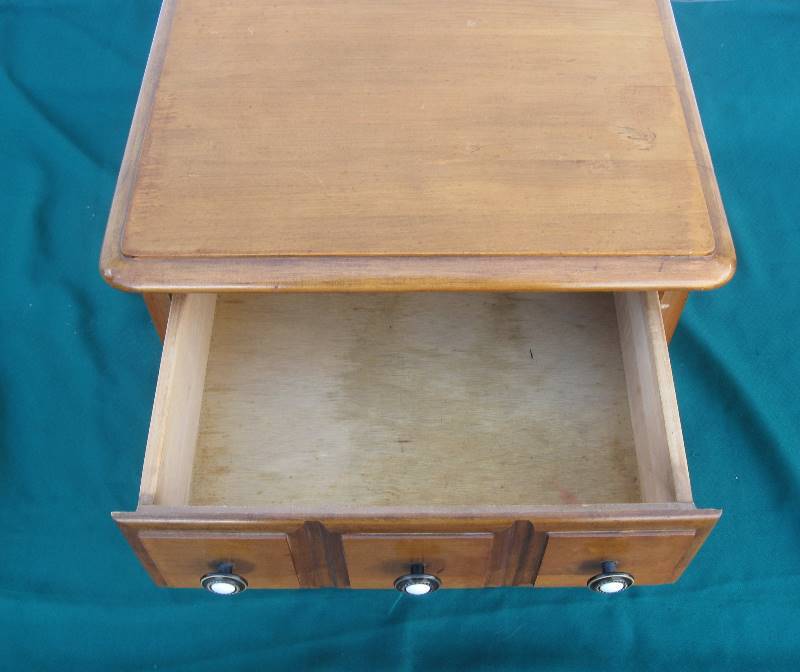 lot 25 image: Apothecary Look END TABLE