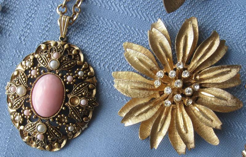 lot 31 image: Lot of Vintage Broken Jewelry & Single Earrings for Repurposing