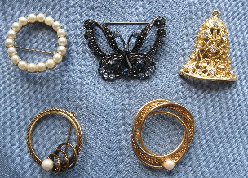 lot 30 image: Vintage Bracelets, Brooches & Rings