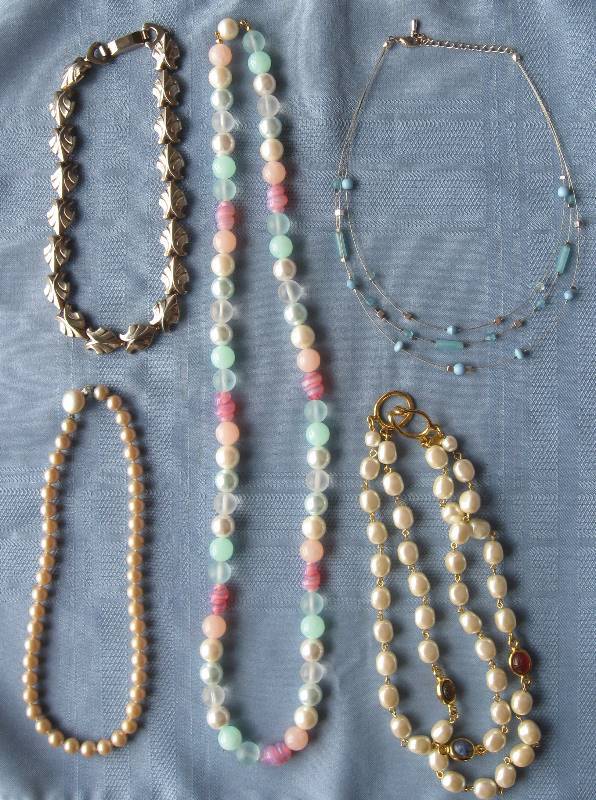 lot 28 image: Vintage Modern Necklace Lot