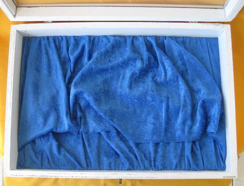 lot 37 image: Vintage, Wooden Jewelry  Memento Display Box  Case