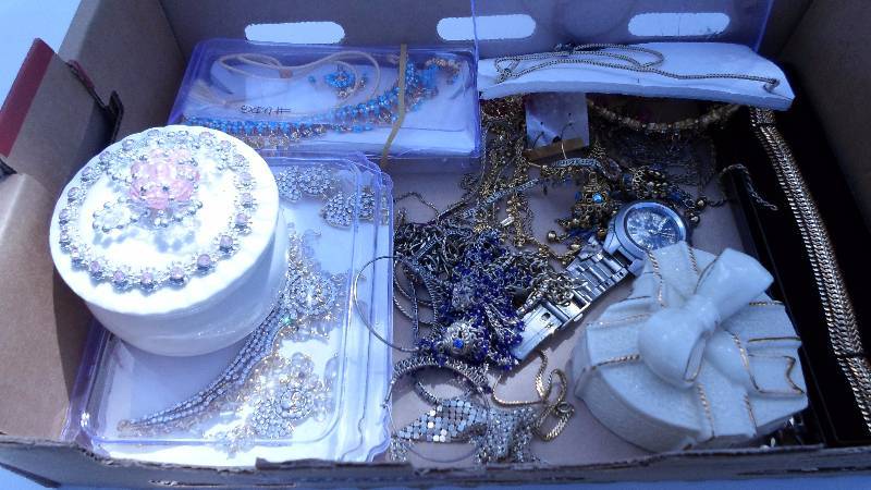 lot 1 image: Flat of Jewlery