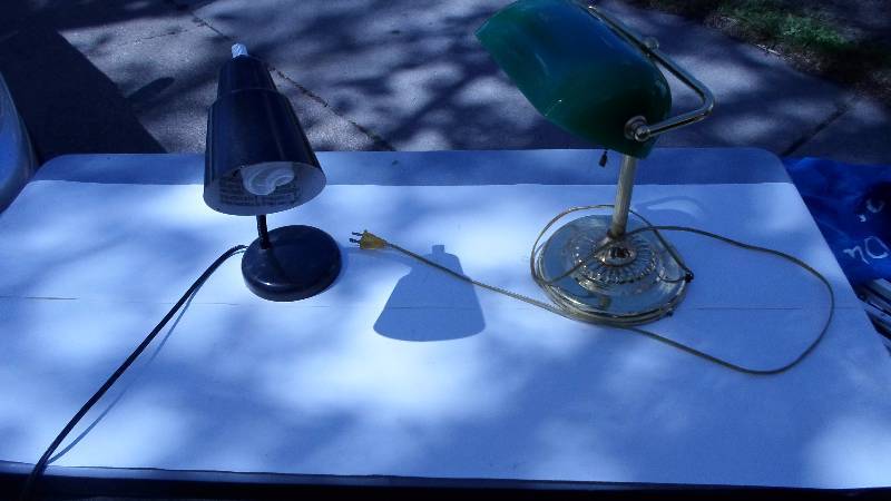 lot 8 image: 2 Desk top Lamp