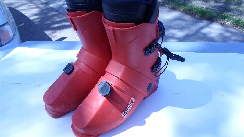 lot 16 image: Nordica Ski Boots
