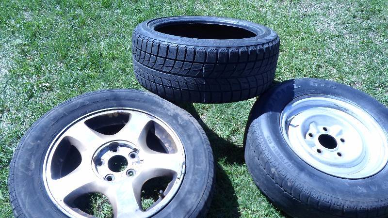 lot 47 image: 3 tires 2 rims