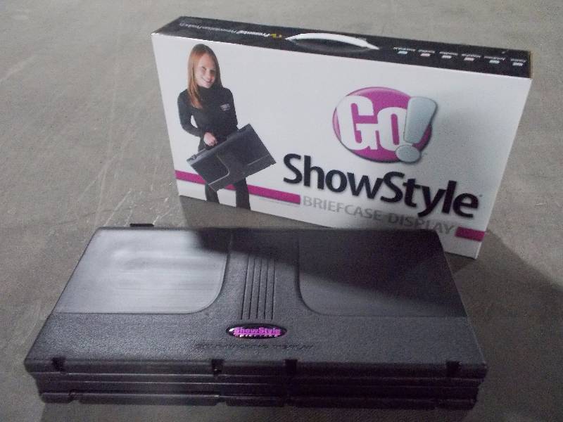 Briefcase Display Hardware