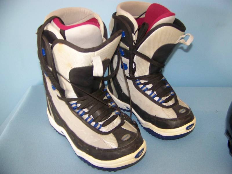 lot 34 image: Ride Snowboards, Snowboard Boots and Goggles