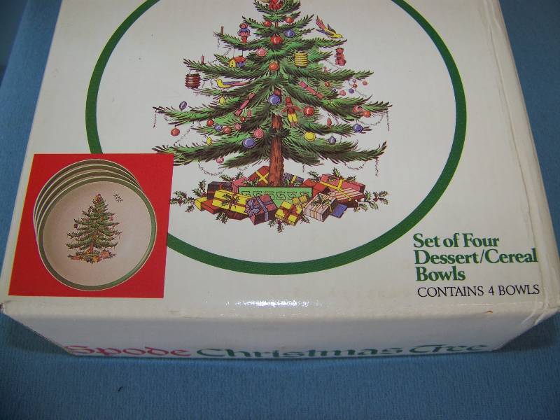 lot 43 image: Spode, Christmas Tree Bowls, Trays, Platters and more