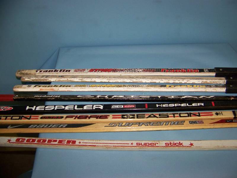 lot 36 image: (8) Street Hockey Sticks