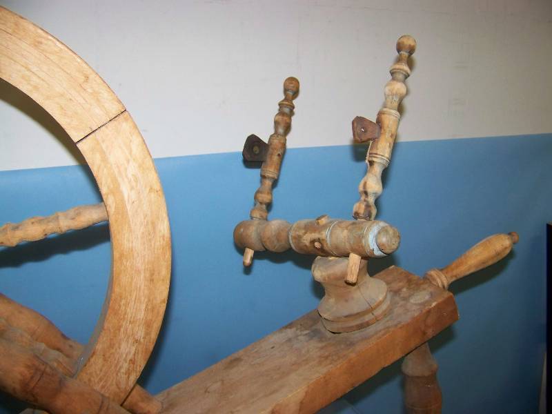 lot 12 image: Antique  Collectible, Spinning Wheel