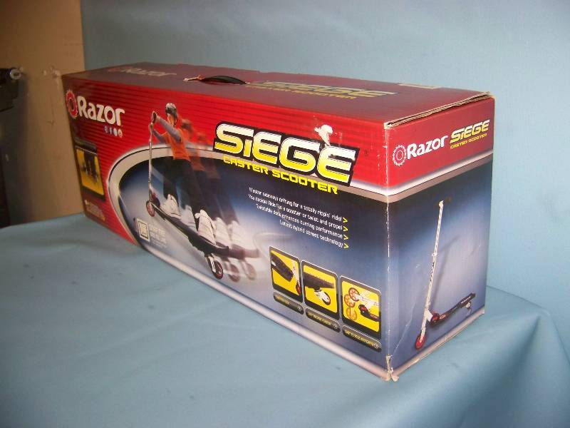 lot 15 image: Razor, Siege, Castor Scooter  - BRAND NEW in box