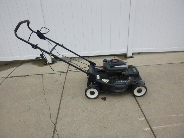 lot 8 image: Yard Pro Self-Propelled Lawn Mower