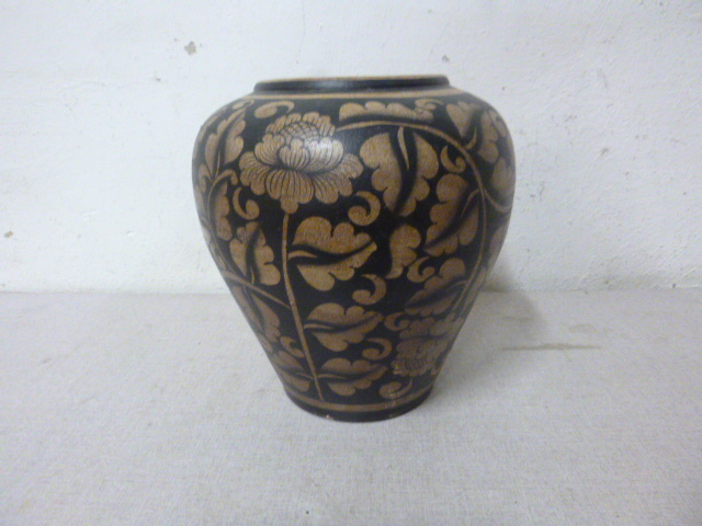 lot 84 image: Urn Vase