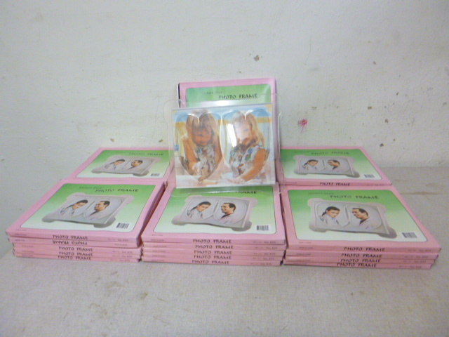 lot 138 image: 30 Photo Frames