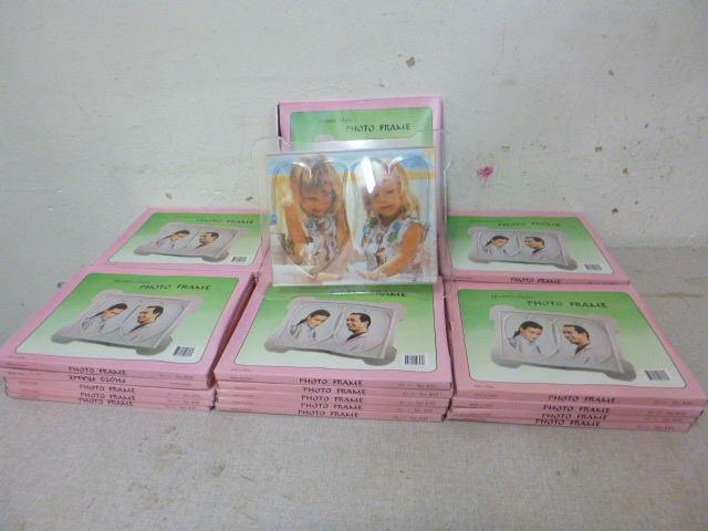 lot 139 image: 30 Photo Frames