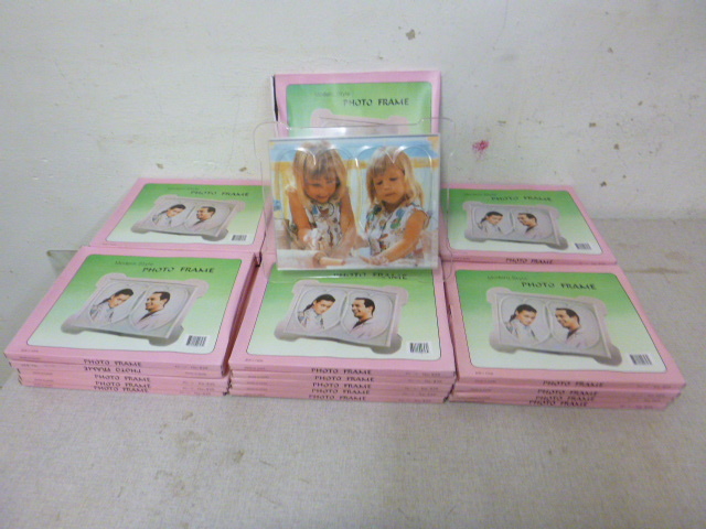 lot 140 image: 30 Photo Frames