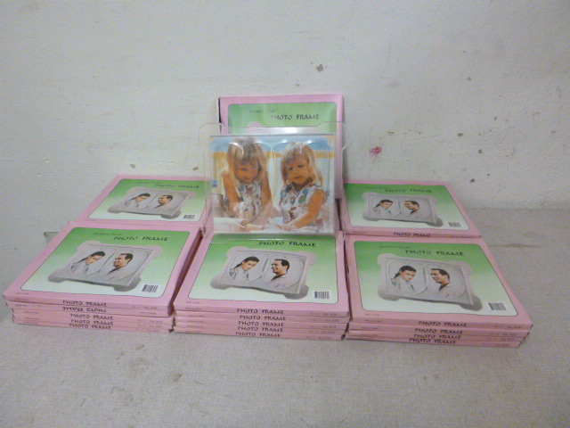 lot 141 image: 30 Photo Frames