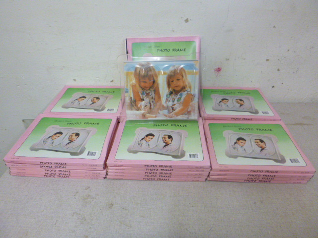 lot 142 image: 30 Photo Frames