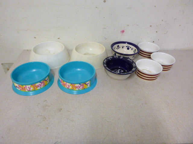 lot 162 image: Miscellaneous Pet Bowls