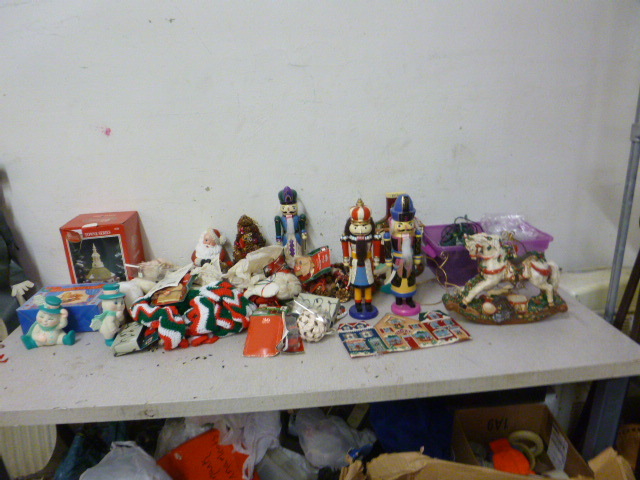 lot 193 image: Miscellaneous Christmas Items