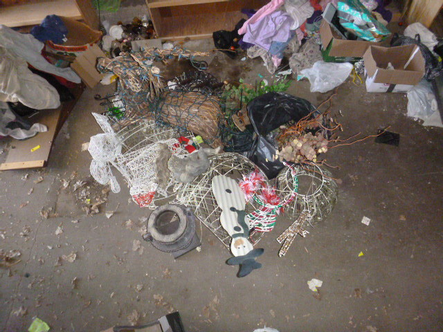 lot 199 image: Miscellaneous Christmas Items