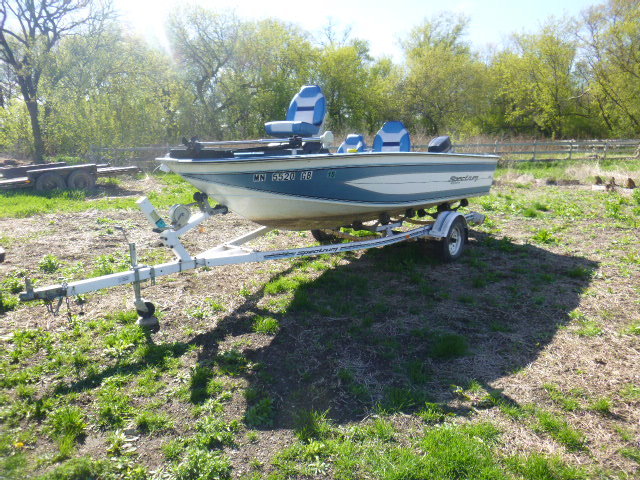 lot 3 image: 1992 Blue Fin Spectrum 1600 Boat with 1992 EZ-Loader Roller Bunk Trailer