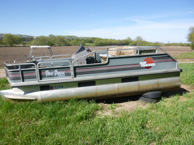lot 4 image: 1989 Sun Tracker Bass Buggy Pontoon