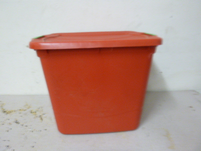 lot 200 image: Rubbermaid Tote
