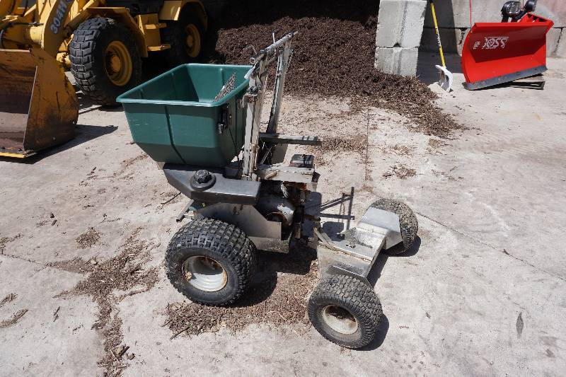 lot 3 image: Permagreen Magnum Ride on Fertilizer SpreaderSprayer