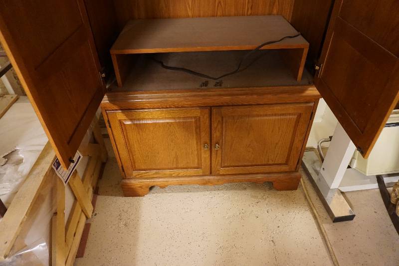 lot 21 image: Solid Oak Entertainment Hutch