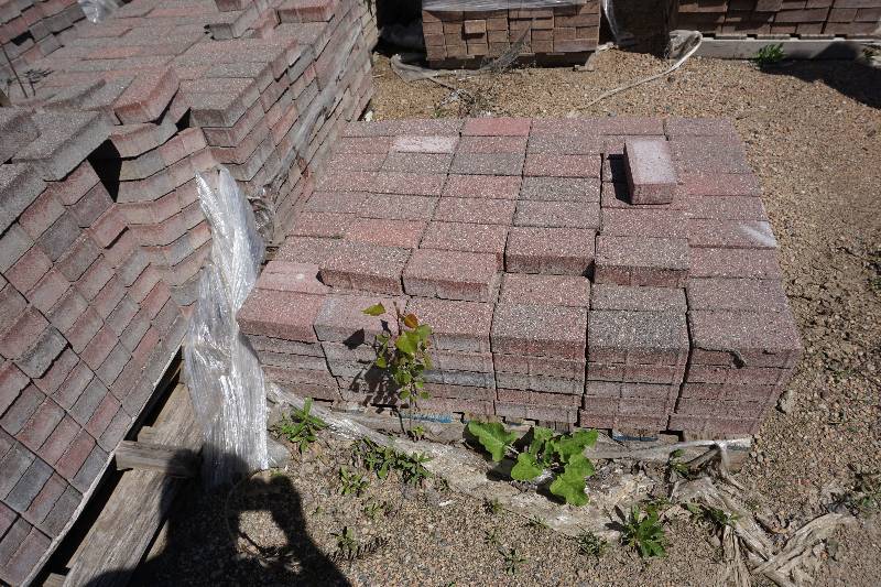 lot 22 image: 1 Pallet of Anchor Holland Pavers In Charcoal Red Blend