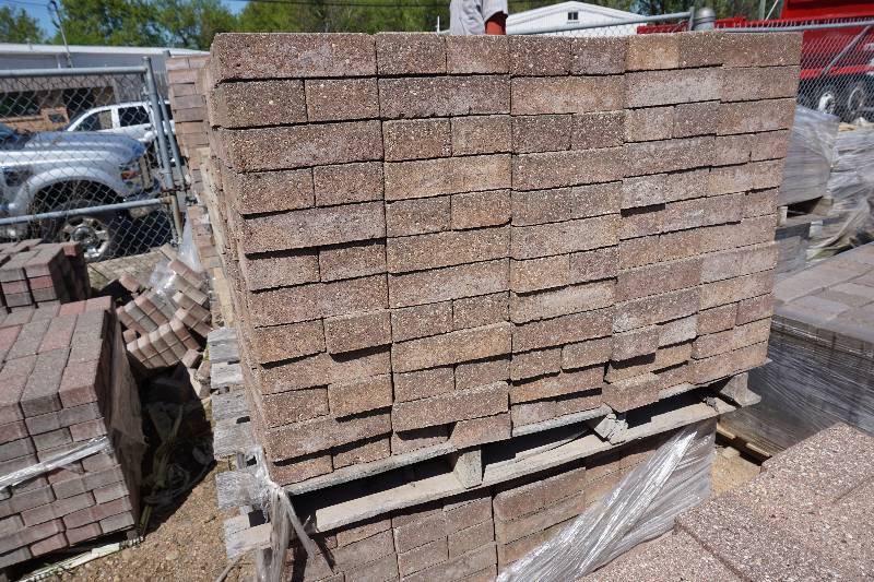 lot 28 image: 1 Pallet of Anchor Holland Pavers In Brown Tan Blend