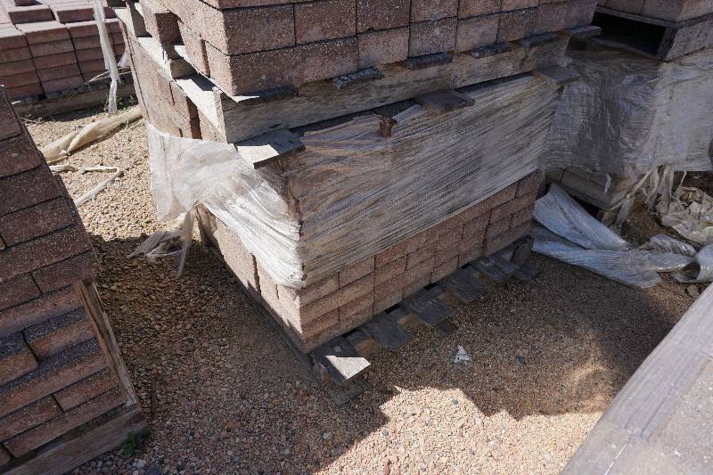 lot 29 image: 1 Pallet of Anchor Holland Pavers In Brown Tan Blend