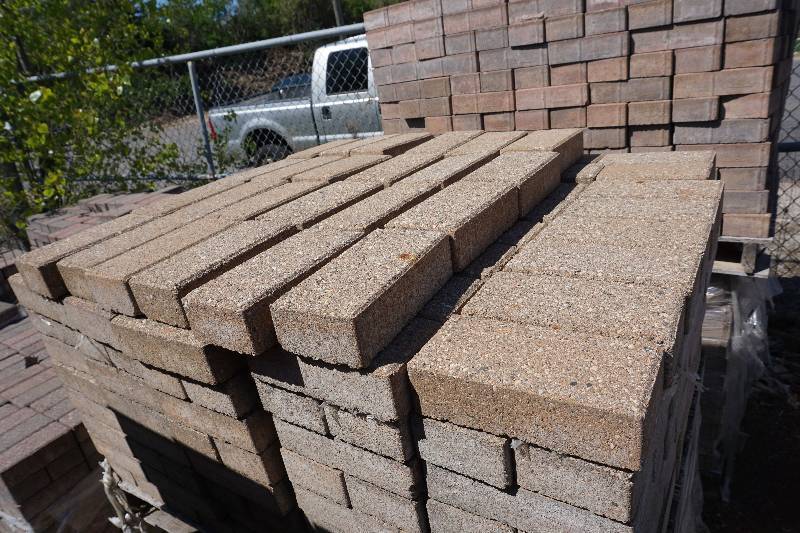 lot 30 image: 1 Pallet of Anchor Holland Pavers In Brown Blend