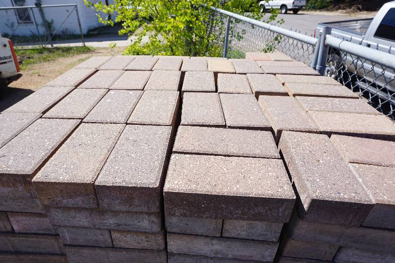 lot 32 image: 1 Pallet of Anchor Holland Pavers In Brown Red Blend