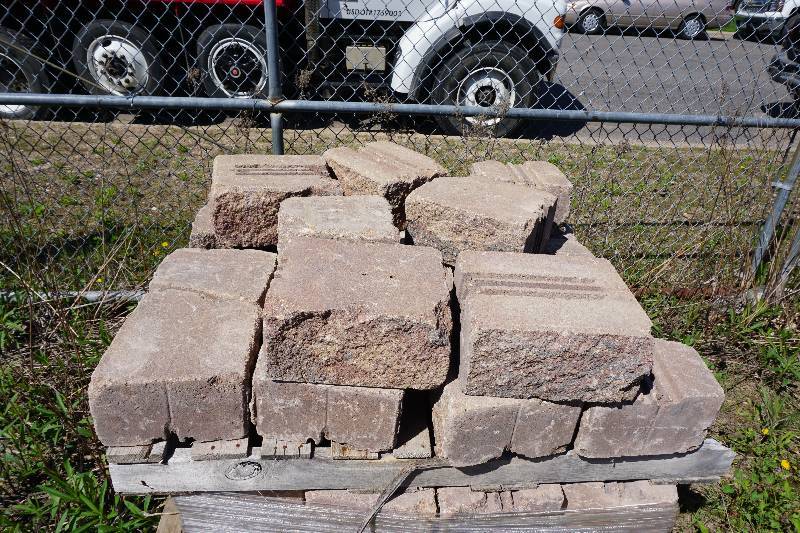 lot 44 image: 1 Pallet of Borgert Charcoal Wall Stone